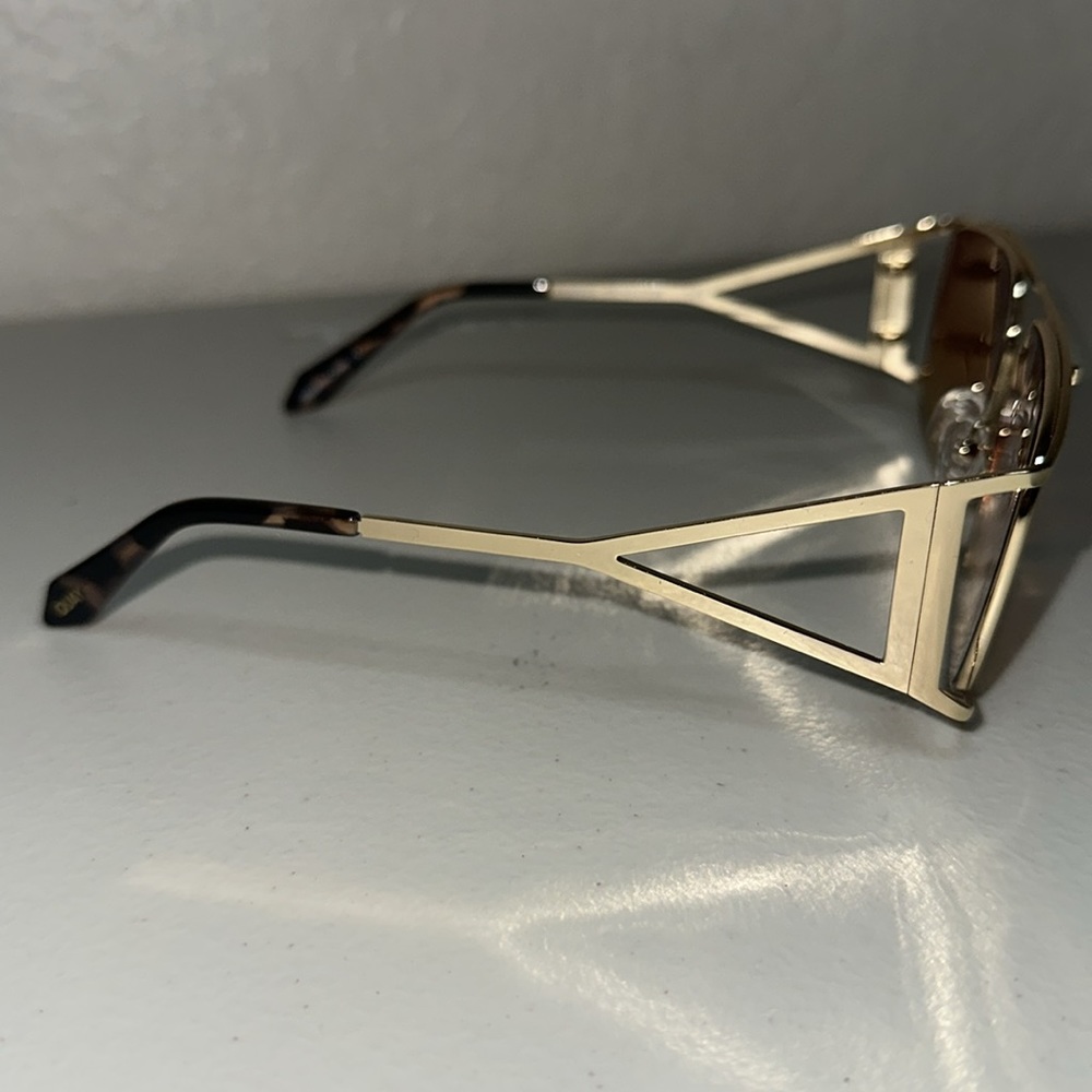 Quay Australia BADDIE BEHAVIOR  Sunglasses Gold Frame NEW - Picture 3 of 6